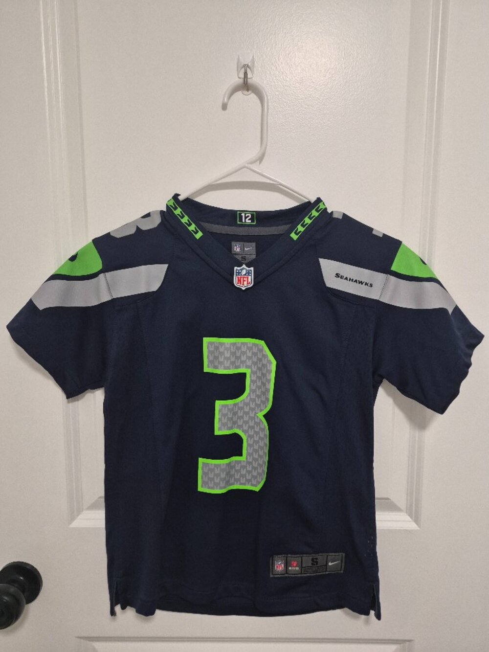 Boys Small (8).  NFL Seattle Seahawks Jersy #3 Russel Wilson